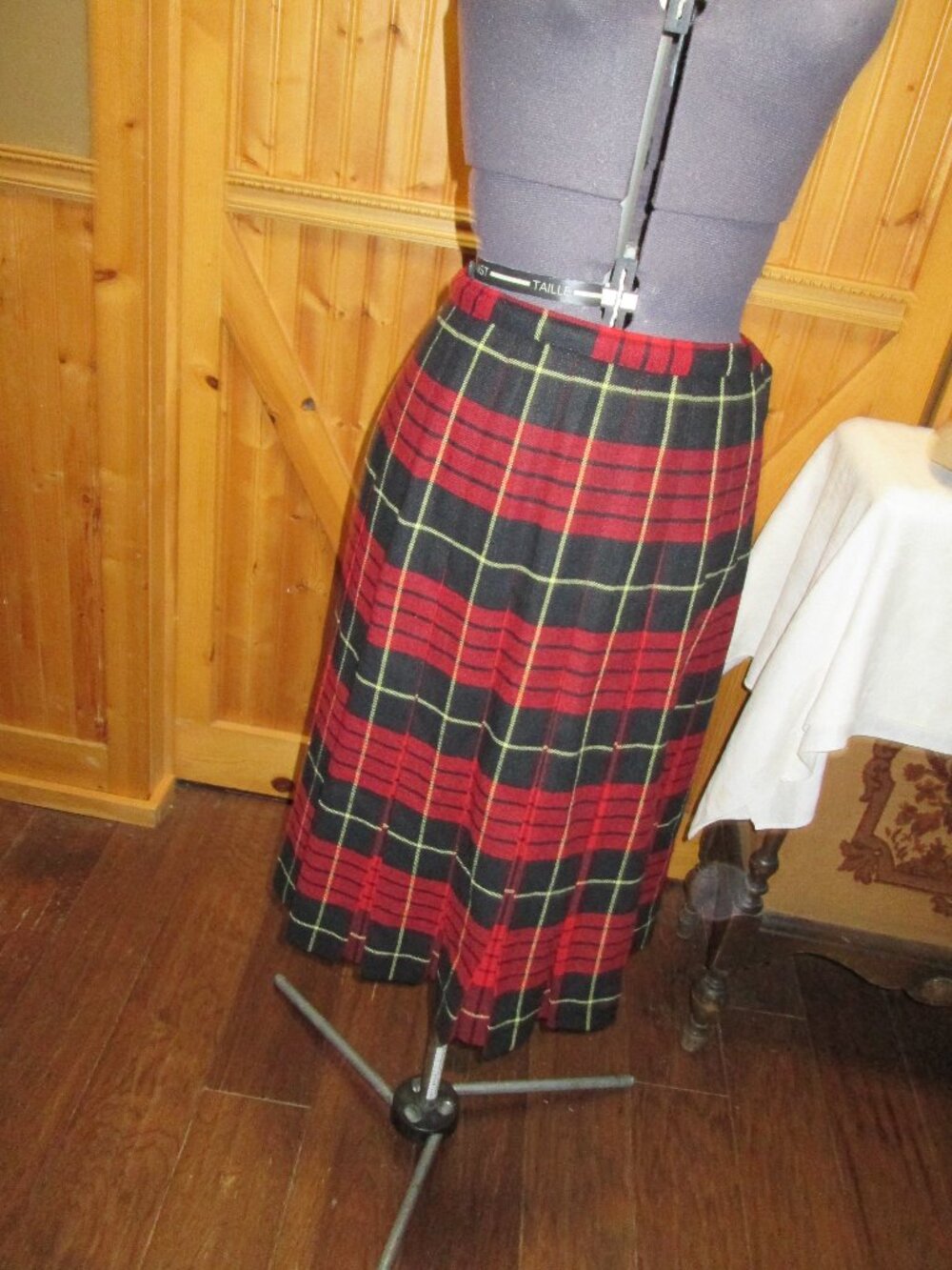 VTG PREPPY WOOL RED BLACK PLAID PLEATED SKIRT 28 w ZIPPER SIDE